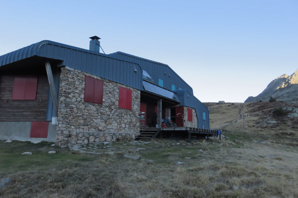 Refugio de Rulhe, 2.185 mts., a la derecha la senda en dirección al Pic de Rulhe
